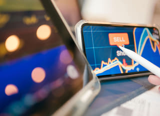 Operatore che esamina Bitcoin, Ethereum e opzioni forex su più mercati